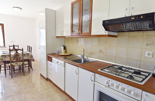 Basanija Apartment | Apartment mit zwei Schlafzimmern in Strandnähe by Interhome