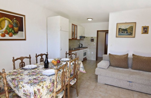 Basanija Apartment | Apartment mit zwei Schlafzimmern in Strandnähe by Interhome