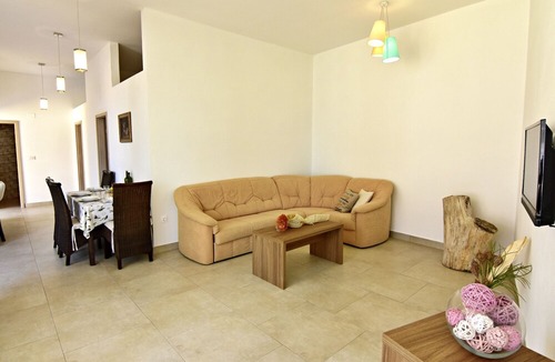 Tar Apartment | Apartment NOA4 Poreč-Tar pool, balcony, games room, Wi-Fi, barbecue