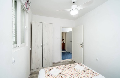 Gruz House | Apartment & Rooms Alan-Double Room with Shared Bathroom 1