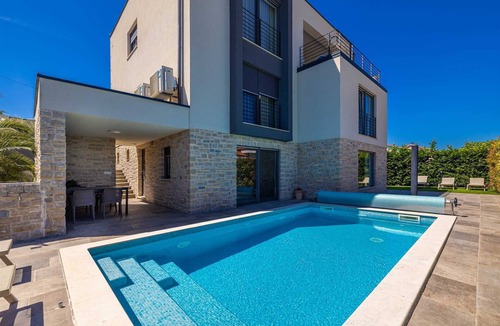 Njivice Apartment | Apartment SIORA with private heated pool