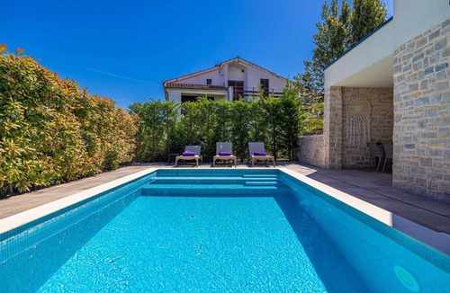 Njivice Apartment | Apartment SIORA with private heated pool