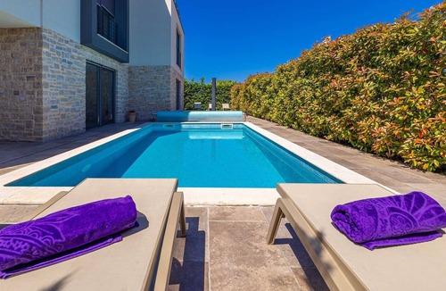 Njivice Apartment | Apartment SIORA with private heated pool