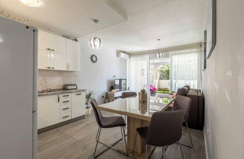 Split Apartment | Apartment Tiki - with a large, fenced garden