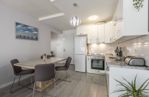 Split Apartment | Apartment Tiki - with a large, fenced garden