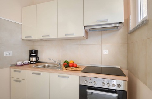 Mali Maj Apartment | Apartment with pool, 2 bedrooms, garden, air-conditioned,barbecue,quiet location