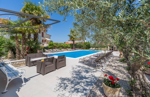 Mali Maj Apartment | Apartment with pool, 2 bedrooms, garden, air-conditioned,barbecue,quiet location