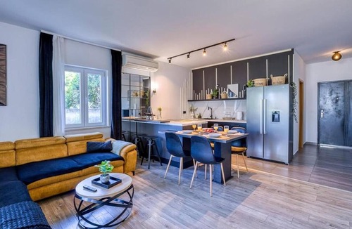 Orasac Apartment | Apartment With Terrace And Garden