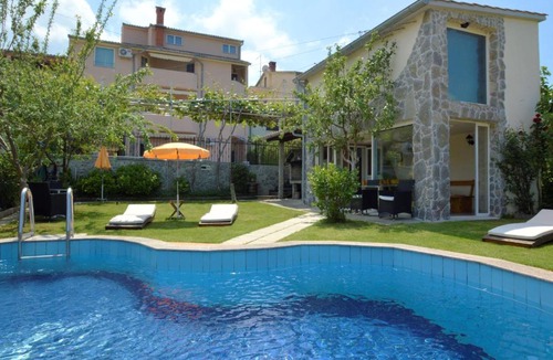 Valbandon Apartment | Apartment Zwei Rosen - PUL550 by Interhome