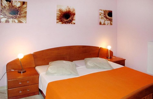 Valbandon Apartment | Apartment Zwei Rosen - PUL555 by Interhome