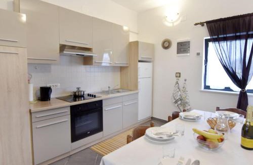 Crveni Vrh Apartment | Apartment Zweizimmerwohnung mit großer Terrasse in Grupija by Interhome