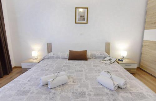Crveni Vrh Apartment | Apartment Zweizimmerwohnung mit großer Terrasse in Grupija by Interhome