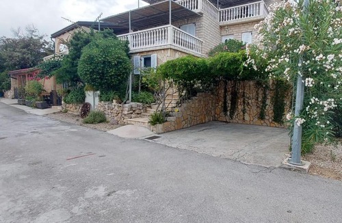 Milna Apartment | Apartments by the sea Milna - Vis - 8917