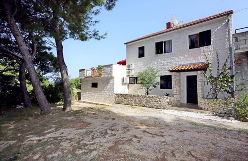 Mirce Apartment | Apartments Dvornik (44361-A1) - Mirca - island Brac