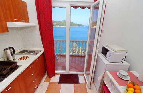 Sobra Apartment | Apartments Filipović - Comfort One-Bedroom Apartment with Balcony and Sea View (A2)