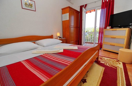 Sobra Apartment | Apartments Filipović - Comfort One-Bedroom Apartment with Balcony and Sea View (A2)