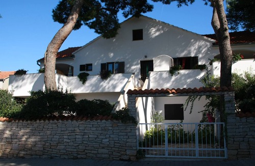 Mirce Apartment | Apartments Frano (12151-A2) - Mirca - island Brac