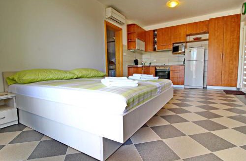 Drace Apartment | Apartments Gusti - Studio Apartment with Terrace and Sea View