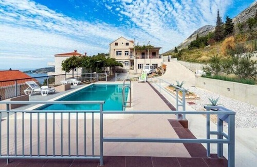 Zavrelje Apartment | Apartments Klis -Two-Bedroom Apartment with Terrace