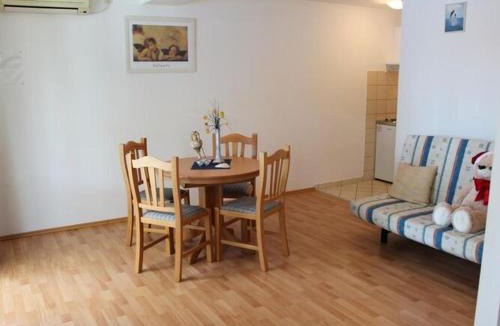 Lozica Apartment | Apartments Lozica - Comfort Studio Apartment with Terrace and Sea View