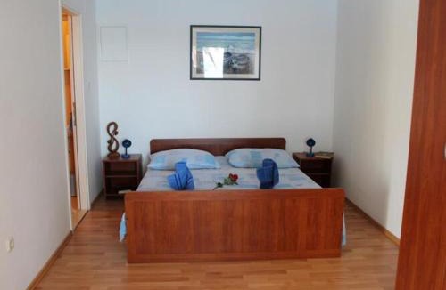 Lozica Apartment | Apartments Lozica - Comfort Studio Apartment with Terrace and Sea View