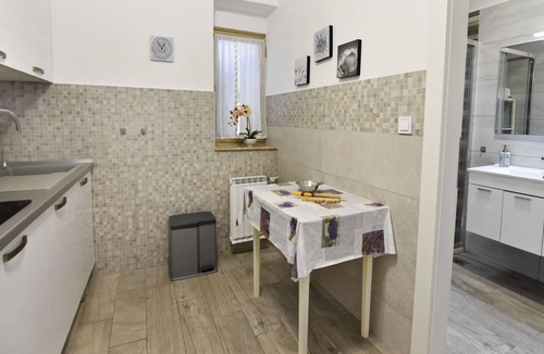 Murine Apartment | App Erin with 2 Bathrooms, 2 Air Conditioning Units, and a Terrace