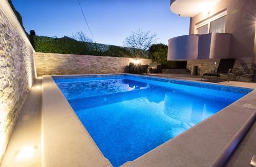Srima Apartment | Aquarius Apartments - Beachside with Heated Pool