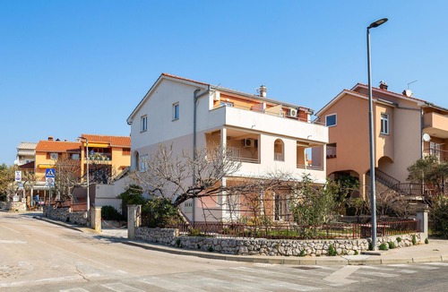 Cres Apartment | Awesome apartment in Cres with house sea view