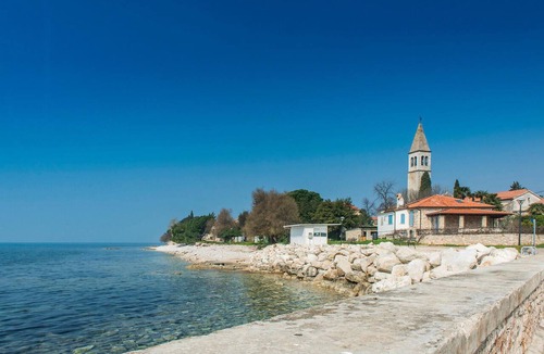 Lovrecica Apartment | Awesome apartment in Lovrecica with WiFi