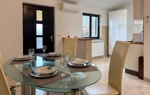 Mali Vareski Apartment | Awesome Apartment In Krnica With Wifi
