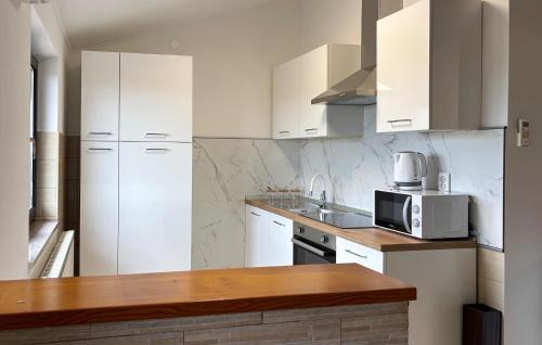 Mali Vareski Apartment | Awesome Apartment In Krnica With Wifi