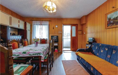 Breze Apartment | Awesome Home In Breze With Wifi