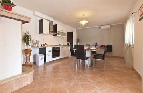 Melnica House | Awesome home in Frkeci