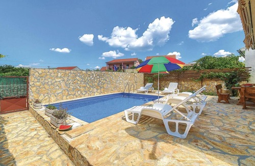 Primorski Dolac House | Awesome home in Primorski Dolac