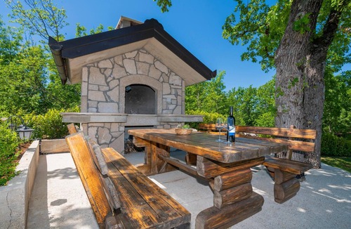 Imotski House | Awesome home in Vinjani Gornji