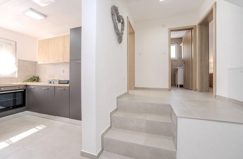 Donji Karin House | Awesome home in Karin