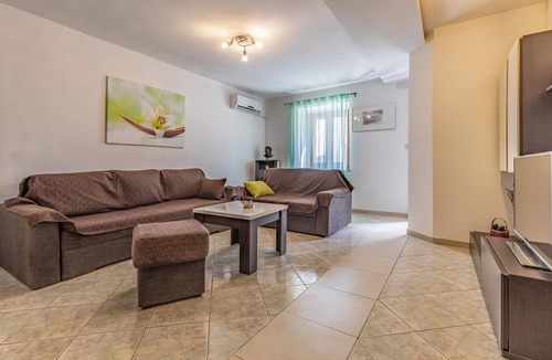 Kavran House | Awesome home in Kavran with WiFi