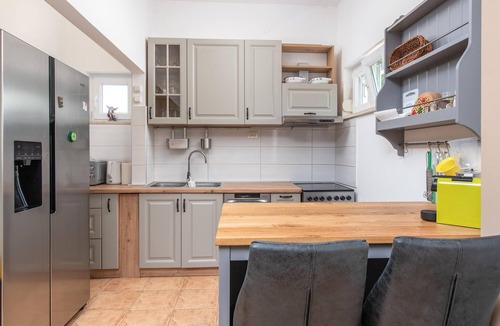 Trilj House | Awesome home in Kosute
