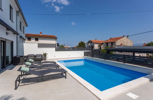 Njivice House | Awesome home in Njivice