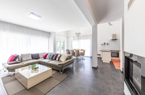 Okrug Donji House | Awesome home in Okrug Donji