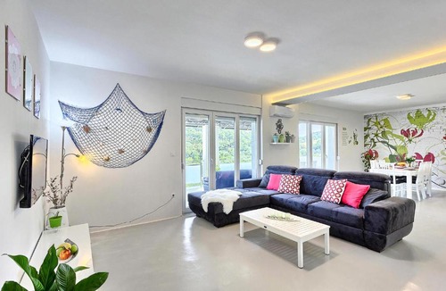 Okrug Donji House | Awesome Home In Okrug Donji