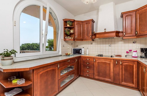 Opric House | Awesome home in Opric