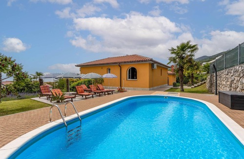 Opric House | Awesome home in Opric