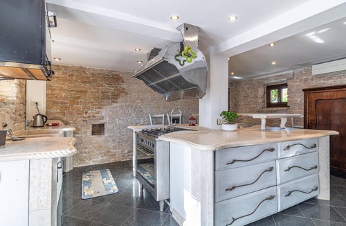 Katun Lindarski House | Awesome home in Pazin with WiFi