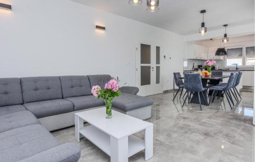 Slivnica House | Awesome Home In Slivnica Donja