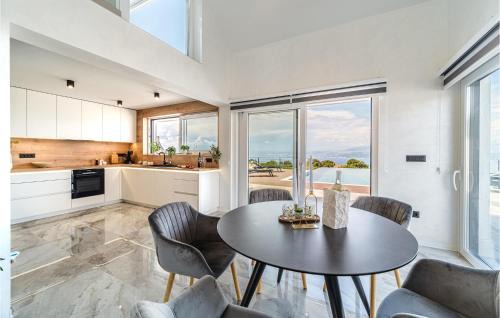 Supetar House | Awesome Home In Splitska- Supetar