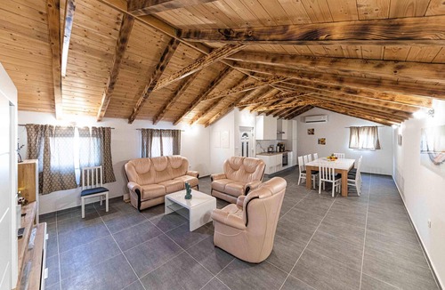 Trilj House | Awesome home in Ugljane
