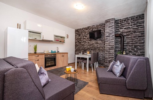 Obrovac House | Awesome home in Zelengrad