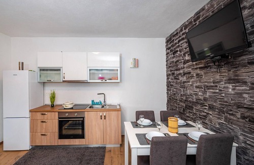 Obrovac House | Awesome home in Zelengrad