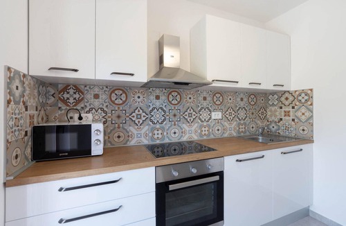 Zrnovnica House | Awesome home in Zrnovnica with kitchen